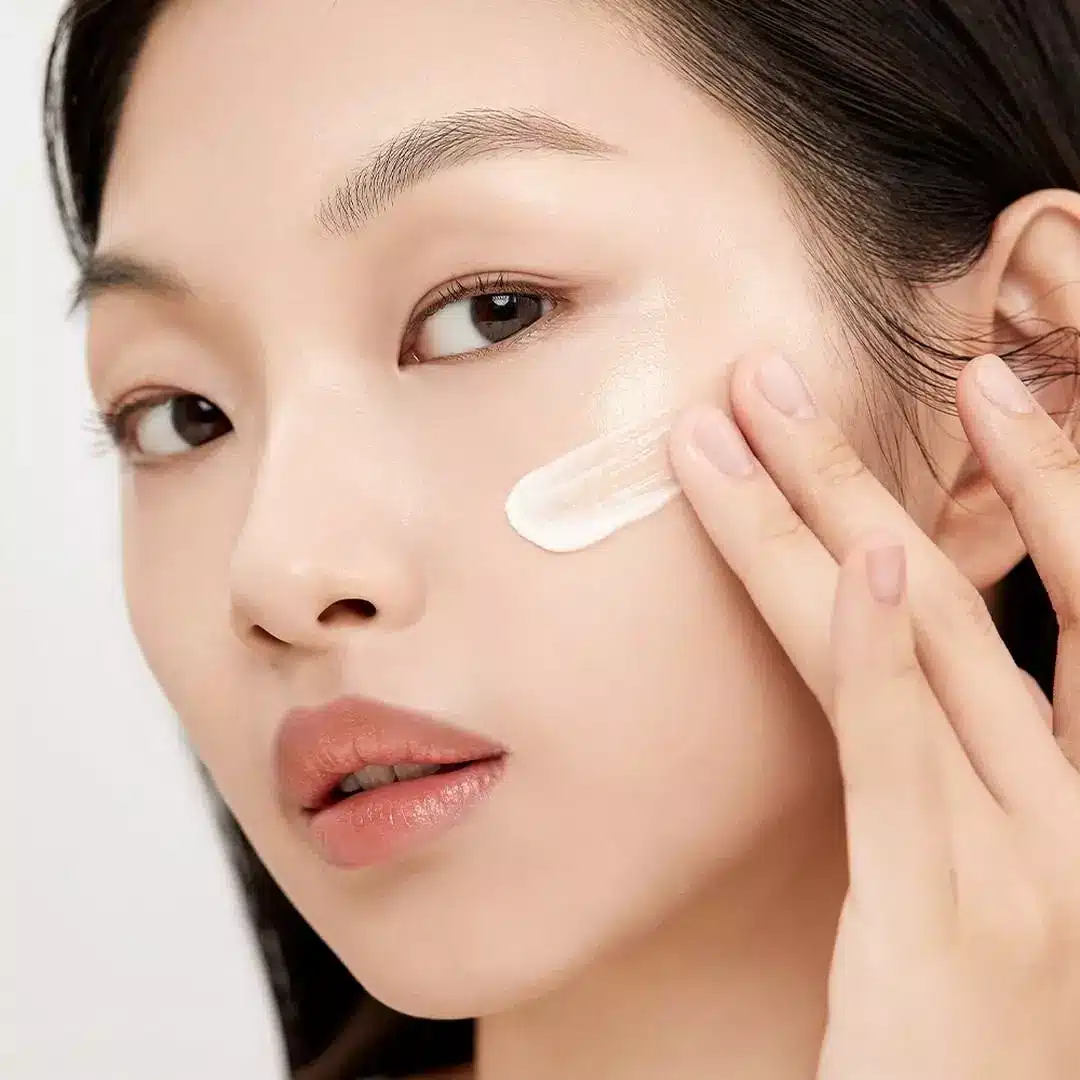 Top 3 kem chống nắng dưỡng ẩm hot nhất 2025 1 Kem chống nắng dưỡng ẩm