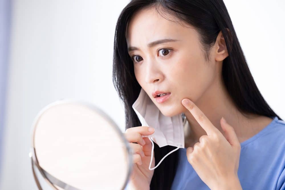 3 bước hướng dẫn cách bôi lại kem chống nắng không hỏng lớp trang điểm 1 Tại sao phải học cách bôi lại kem chống nắng sau mỗi 2-3 giờ?