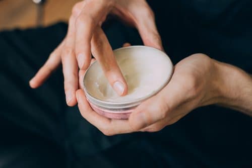 Trẻ hóa mái tóc, 3 bí quyết tạo kiểu giúp bạn trẻ ra 5 tuổi 3 Kỹ thuật 1: Bổ sung độ bóng mượt để trẻ hóa mái tóc khô xơ