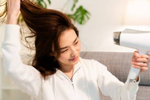 Trẻ hóa mái tóc, 3 bí quyết tạo kiểu giúp bạn trẻ ra 5 tuổi 4 Kỹ thuật 2: Trẻ hóa mái tóc bằng cách khắc phục tóc xẹp đỉnh đầu