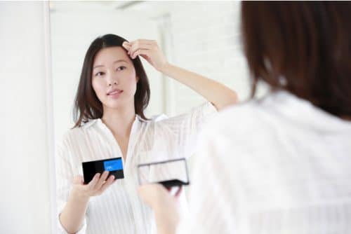 Trẻ hóa mái tóc, 3 bí quyết tạo kiểu giúp bạn trẻ ra 5 tuổi 5 Kỹ thuật 3: Trẻ hóa mái tóc thông qua việc che khuyết điểm tóc bạc nhanh chóng
