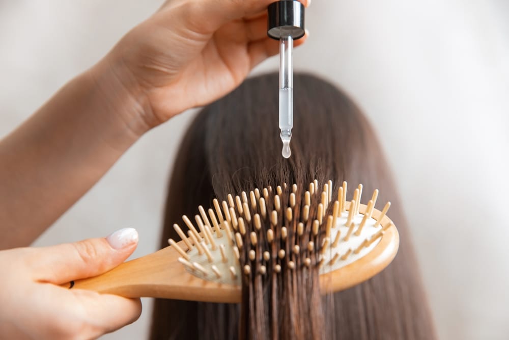 5 bí quyết chăm sóc tóc và da đầu mùa hè chuẩn chuyên gia 4 Sử dụng huyết thanh (hair serum) để chăm sóc tóc chuyên sâu