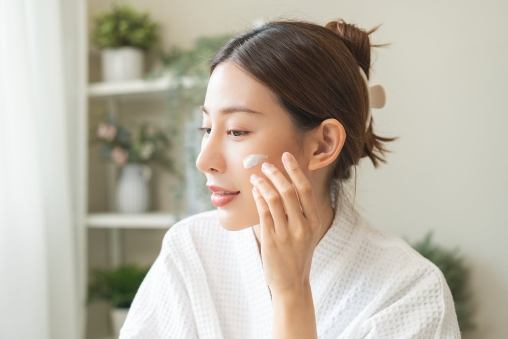 Cách bôi kem chống nắng chuẩn chuyên gia giúp bảo vệ toàn diện 2 Những lưu ý trong cách bôi kem chống nắng ở vùng da dễ bắt nắng