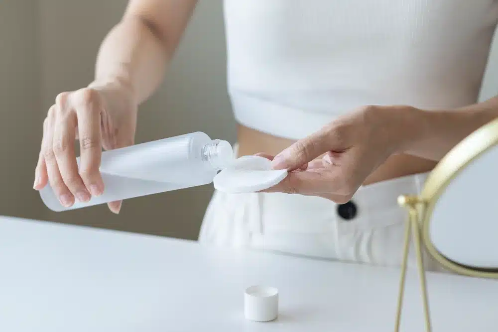 Quy trình dưỡng da ban đêm: 3 bước phục hồi sâu chuyên biệt 2 Mở đường thẩm thấu với nền da sạch và cân bằng