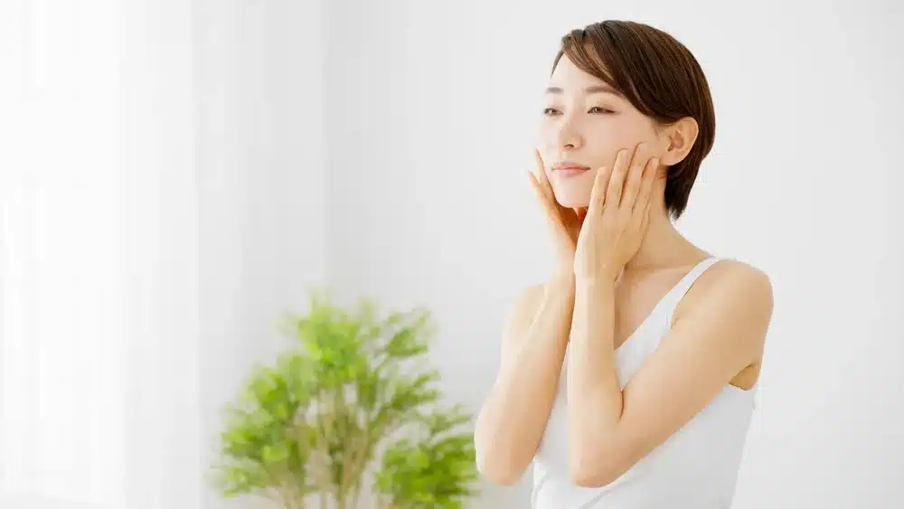 4 Bước chăm sóc da giao mùa chuẩn Nhật cho làn da sáng khỏe 1 Nguyên tắc "thêm và bớt" trong quy trình chăm sóc da giao mùa