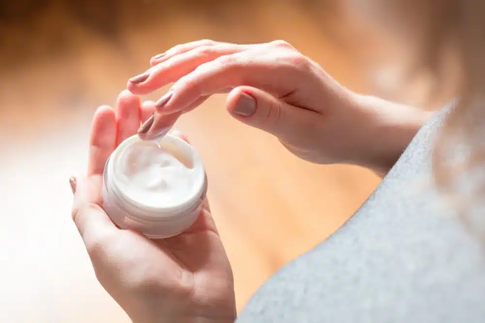 3 Bí quyết khóa ẩm cho da tự nhiên mùa thu đông 3 3 Bí quyết khóa ẩm cho da hiệu quả, giúp duy trì độ ẩm tự nhiên