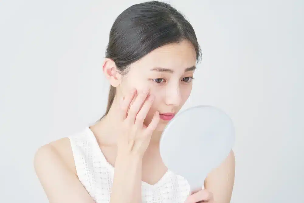 Da thiếu ẩm hay lão hóa? 3 dấu hiệu làn da "kêu cứu" khi vào thu 1 Cảm giác căng rát, xỉn màu: Tình trạng da thiếu ẩm hay đang thực sự lão hóa?